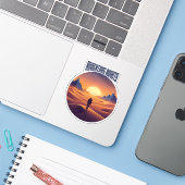 Sticker Adventure Desert Tee — Chasing Dunes & Desert Sky (Ordinateur portable avec iPhone)