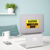 Sticker Affiche de sport de maman de lutte avec avertissem (Ordinateur portable sur le bureau)