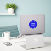 Sticker Ajouter un logo modifiable bleu royal et blanc ave (Ordinateur portable sur le bureau)