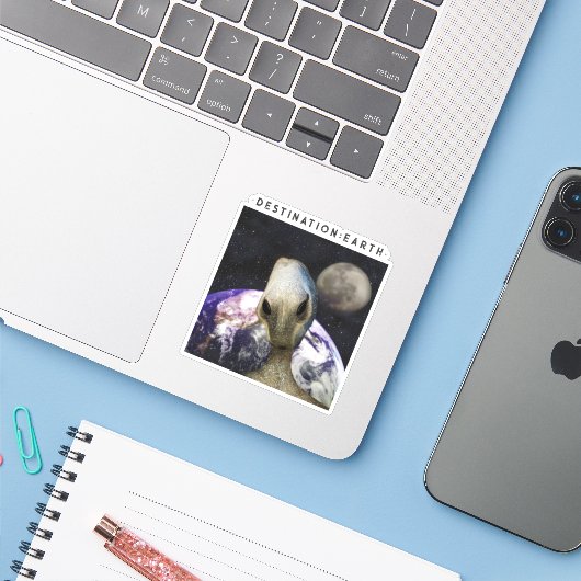 Sticker Alien Destination: Earth (Ordinateur portable avec iPhone)