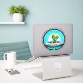 Sticker Alien extra-terrestre volant dans un OVNI (Ordinateur portable sur le bureau)
