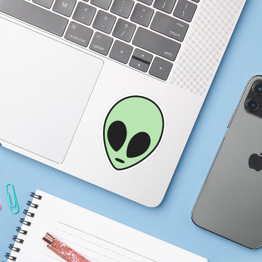 Sticker Alien vert (Ordinateur portable avec iPhone)