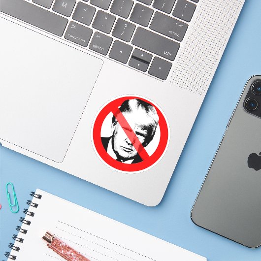 Sticker Anti Trump (Ordinateur portable avec iPhone)
