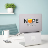 Sticker Anti-Trump - Non, pas encore moi (Ordinateur portable sur le bureau)