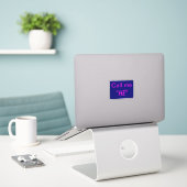 Sticker Appelle-moi Il (Ordinateur portable sur le bureau)