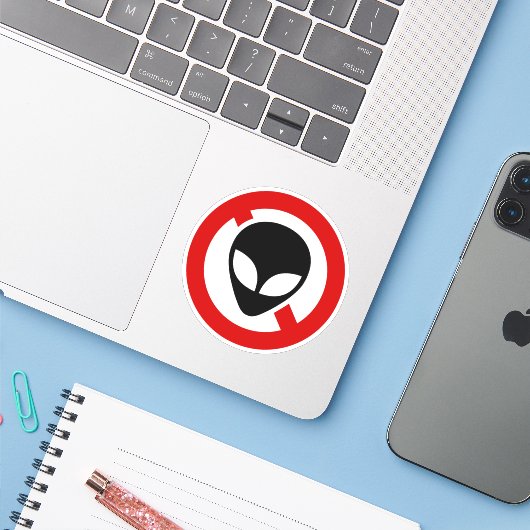 STICKER AUCUN ALIEN (Ordinateur portable avec iPhone)