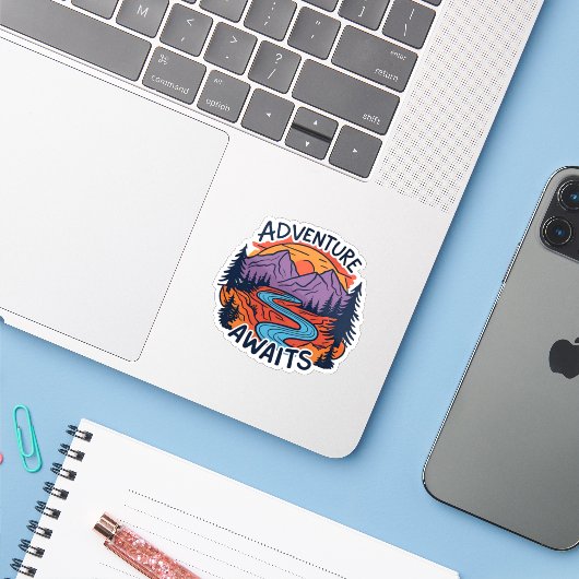 Sticker Aventure Await - Mountain Scene (Ordinateur portable avec iPhone)