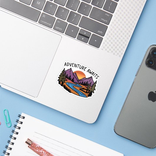 Sticker Aventure Await - Mountain Scene (Ordinateur portable avec iPhone)