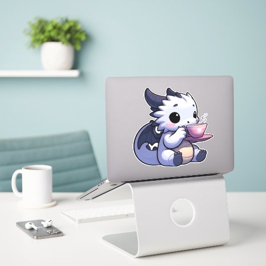 Sticker Baby Dragon buvant du thé (Ordinateur portable sur le bureau)