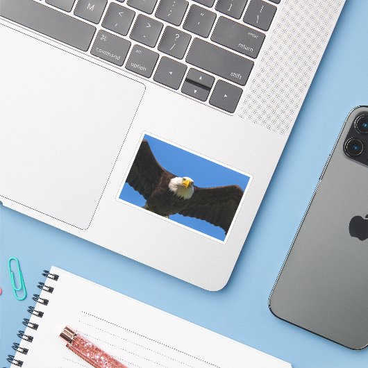 Sticker Bald Eagle Flyby Up Close (Ordinateur portable avec iPhone)