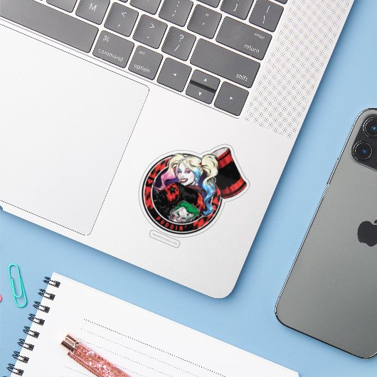 Sticker Batman | Harley Quinn Winking With Mallet (Ordinateur portable avec iPhone)