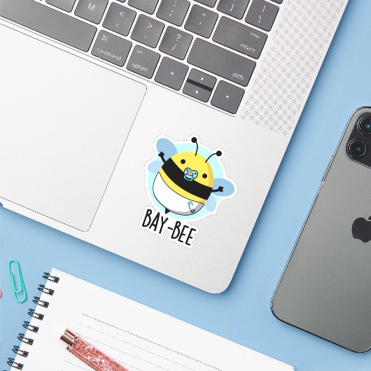 Sticker Bay-bee Funny Baby Bee Pun (Ordinateur portable avec iPhone)