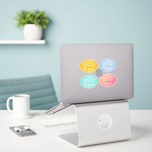 Sticker Be Kind - Couleurs Assorties (Ordinateur portable sur le bureau)