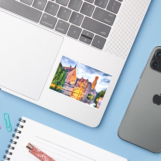 Sticker Belle vue sur Bruges (Ordinateur portable avec iPhone)