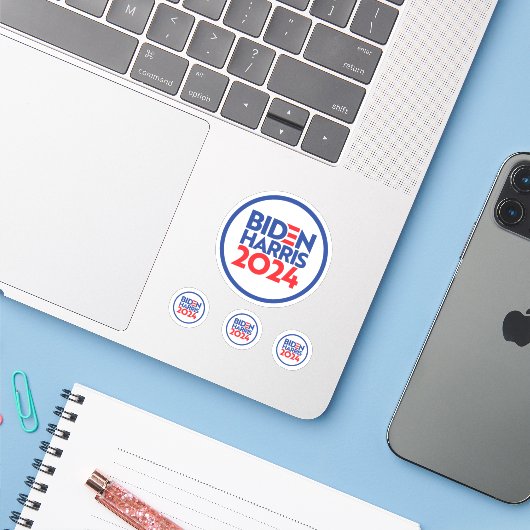 Sticker Biden Harris 2024 (Ordinateur portable avec iPhone)