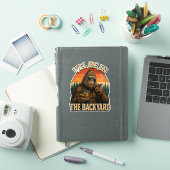 Sticker Bigfoot Backyard Whiskey & Cigar Retro Sunset (Couverture iPad)