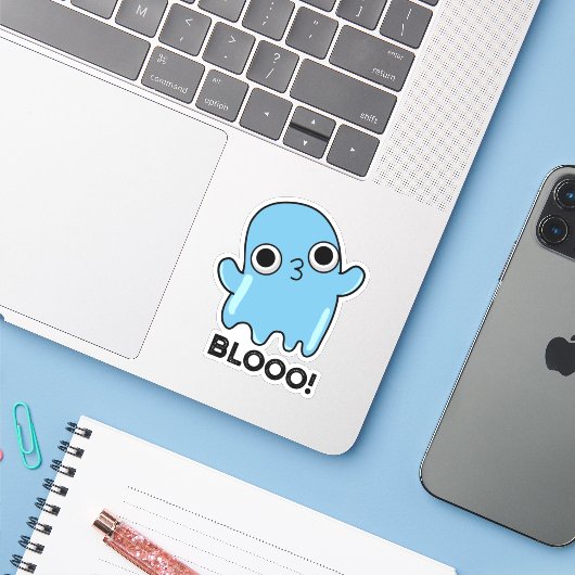 Sticker Blooo Funny Blue Ghost Pun (Ordinateur portable avec iPhone)
