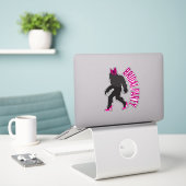 Sticker Cadeau de mariage personnalisé Chic Sassy Sasquatc (Ordinateur portable sur le bureau)
