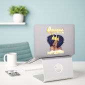 Sticker Cadeaux d'anniversaire | Les Reines Sont Nées En N (Ordinateur portable sur le bureau)