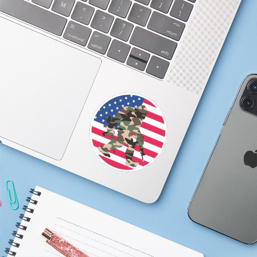 Sticker Camo Bigfoot Sasquatch (Ordinateur portable avec iPhone)