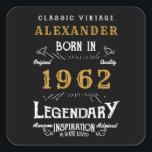 Sticker Carré 60th Birthday 1962 Ajouter le nom Legendary Black<br><div class="desc">Pour ceux qui fêtent leur anniversaire, nous avons les autocollants d'anniversaire idéaux. L'arrière - plan noire au design blanc et doré est simple, mais élégante et rétro. Customisez facilement le texte de cet anniversaire en utilisant le modèle fourni. Plus de cadeaux et de fournitures de fête disponibles avec le design...</div>