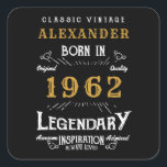 Sticker Carré 60th Birthday 1962 Ajouter le nom Legendary Black<br><div class="desc">Pour ceux qui fêtent leur anniversaire, nous avons les autocollants d'anniversaire idéaux. L'arrière - plan noire au design blanc et doré est simple, mais élégante et rétro. Customisez facilement le texte de cet anniversaire en utilisant le modèle fourni. Plus de cadeaux et de fournitures de fête disponibles avec le design...</div>