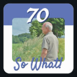 Sticker Carré 70 alors What Funny Citer Photo 70th Birthday Part<br><div class="desc">70 Alors Quel Drôle Citer Photo 70e Anniversaire Sticker de fête. Autocollants personnalisés pour 70e anniversaire pour quelqu'un célébrant 70e anniversaire. Il est livré avec une citation drôle et motivationnelle 70 So What et est parfait pour une personne avec un sens de l'humour. Les autocollants sont en bleu et blanc....</div>