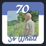 Sticker Carré 70 alors What Funny Citer Photo 70th Birthday Part<br><div class="desc">70 Alors Quel Drôle Citer Photo 70e Anniversaire Sticker de fête. Autocollants personnalisés pour 70e anniversaire pour quelqu'un célébrant 70e anniversaire. Il est livré avec une citation drôle et motivationnelle 70 So What et est parfait pour une personne avec un sens de l'humour. Les autocollants sont en bleu et blanc....</div>