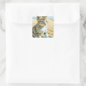 Sticker Carré AI Grey Tabby Kitten Jouer sur une plage (Sac)