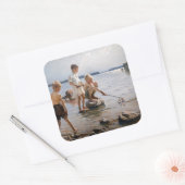 Sticker Carré Albert Edelfeue - Les garçons jouent sur le rivage (Enveloppe)