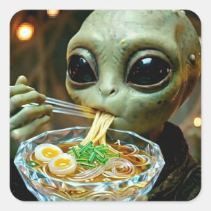 Sticker Carré Alien drôle mangeant des nouilles Ramen