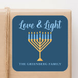 Sticker Carré Amour et bleu clair or Hanoukka Menorah<br><div class="desc">Un autocollant d'Amour et d'Hanoukka léger sur mesure pour une famille juive ou un parti Chanukah avec une synagogue. Personnalisez avec votre nom de famille ou informations de groupe en bleu sous la jolie menorah or.</div>