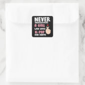 Sticker Carré Anime & K-pop Quotes : Never Underestimate a Girl (Sac)