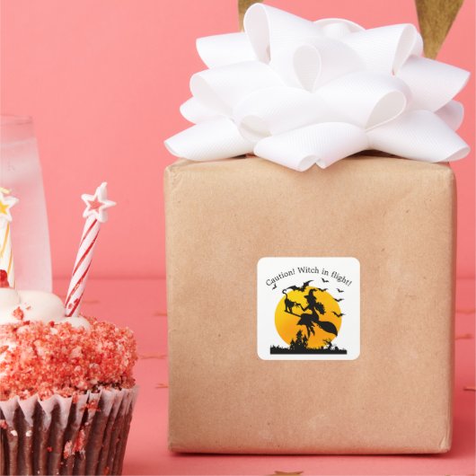 Sticker Carré Attention ! Sorcière en vol (Fête)