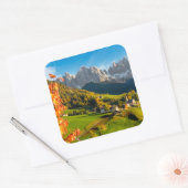 Sticker Carré Automne dans un paysage de Dolomites avec église (Enveloppe)