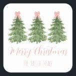 Sticker Carré Balise cadeau Pink En vichy Bow Christmas Tree Sti<br><div class="desc">Balise cadeau autocollante adorable avec arbres de Noël avec design de dessus d'arc en vichy rose,  personnalisée avec votre nom</div>