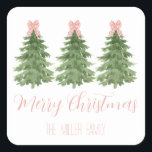 Sticker Carré Balise cadeau Pink En vichy Bow Christmas Tree Sti<br><div class="desc">Balise cadeau autocollante adorable avec arbres de Noël avec design de dessus d'arc en vichy rose,  personnalisée avec votre nom</div>