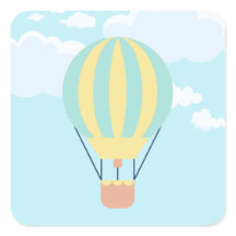 Ballon à air chaud vert et jaune dans le ciel