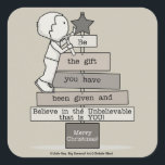 Sticker Carré Be the Gift-Christmas Tree (Tan)<br><div class="desc">Little Boy se tient sur un plateau avec un marteau à la main alors qu'il ajuste une étoile sur le sommet de l'arbre de Noël en bois qu'il a construit. La légende sur chaque planche dit : "Sois le cadeau qui vous a été donné et crois en l'incroyable qui est...</div>