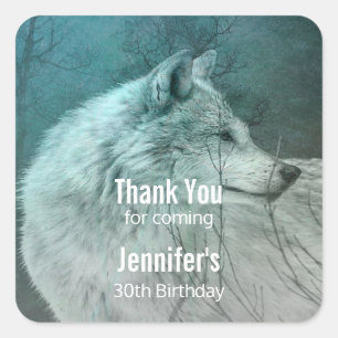 Sticker Carré Beau loup gris dans une forêt foncée