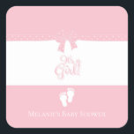 Sticker Carré Bébé Fille Rose Bows & Little Feet Custom<br><div class="desc">Le design doux de rose et blanc présente colorblock arrière - plan,  poka rose ruban et arc,  et blanc bébé pieds silhouette,  avec "It's a girl" en texte tourbillonnant rose. Personnaliser avec le nom du bébé ou le nom de la mère à être en texte blanc.</div>
