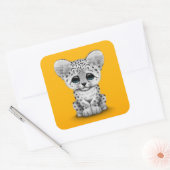 Sticker Carré Bébé mignonne Léopard de neige sur Jaune (Enveloppe)