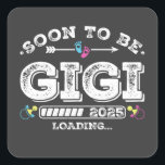 Sticker Carré Bientôt être Gigi 2025 Chargement<br><div class="desc">Bientôt Be Gigi 2025 Chargement Promoté à Grand-mère Funny Crew Graphic design Cadeau Carré Stickers Collection classique.</div>
