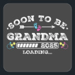 Sticker Carré Bientôt être Grand-mère 2025 Chargement<br><div class="desc">Bientôt être Grand-mère 2025 Chargement Promoté à Grand-mère Funny Crew Graphic design Cadeau Carré Stickers Collection classique.</div>