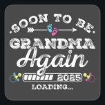 Sticker Carré Bientôt être grand-mère à nouveau 2025 Chargement<br><div class="desc">Bientôt être grand-mère de nouveau 2025 Chargement promu à grand-mère Funny Crew Graphic design Cadeau Carré Stickers Collection classique.</div>