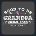 Sticker Carré Bientôt être Grand-père 2025 Chargement<br><div class="desc">Bientôt être Grand-père 2025 Chargement Promoté à Grand-père Funny Crew Graphic design Cadeau Carré Stickers Collection classique.</div>