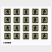 Sticker Carré Bigfoot Drôle - Courant en Cache-Cache (Feuille)
