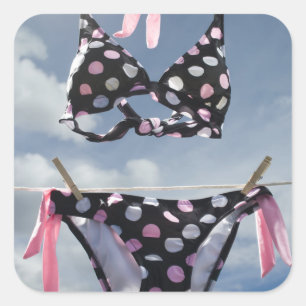 Sticker Carré Bikini Accroché Sur Une Ligne De Clothèse