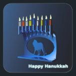 Sticker Carré Bleu brillant Chanukkah Menorah<br><div class="desc">Une menorah moderne,  métallique,  bleue de Chanukkah,  avec un lion en silhouette,  contre un arrière - plan sombre et nocturne. Les neuf bougies sont allumées. Le texte "Happy Hanoukka" apparaît également en bleu et blanc brillant.</div>
