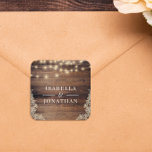 Sticker Carré Bois rustique, dentelle et Mariage à cordes<br><div class="desc">Une façon mignonne d'ajouter une touche personnelle aux enveloppes,  sacs cadeaux,  pots de maçon et plus encore! Modifiez le texte dans les zones de modèle et choisissez les bonnes options d'autocollant pour vous!</div>